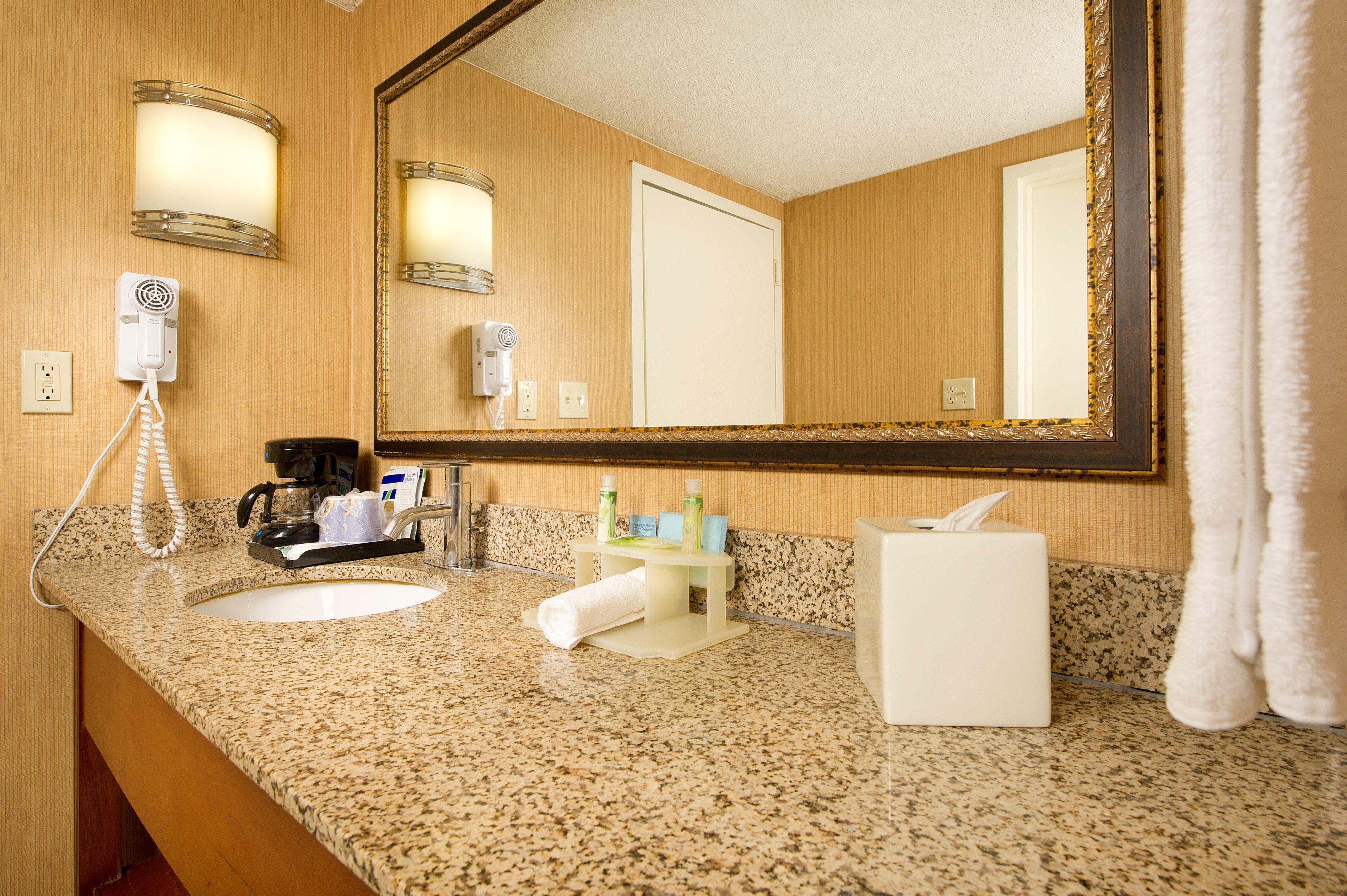Holiday Inn Express Fairfax-Arlington Boulevard By Ihg Esterno foto