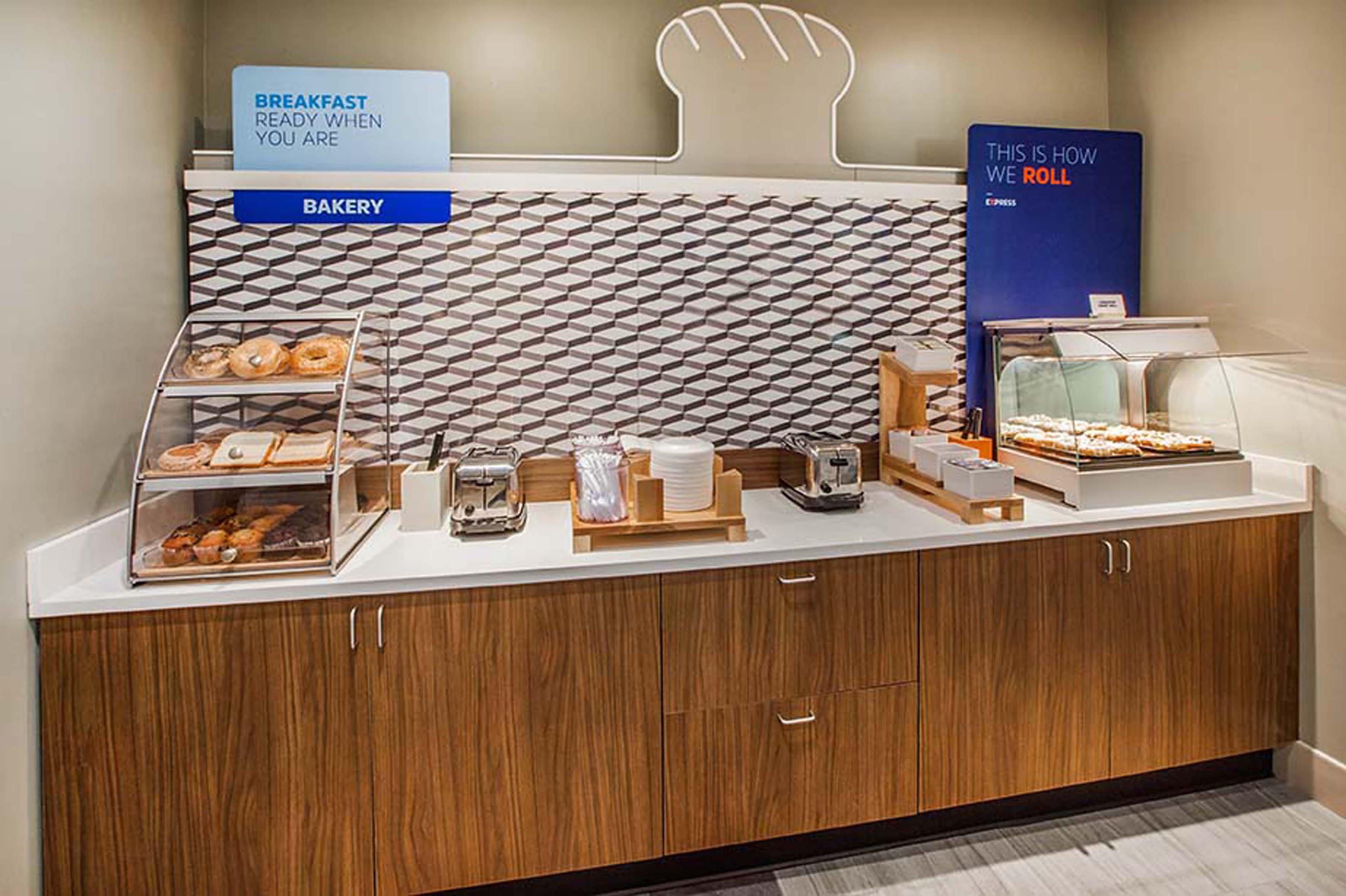 Holiday Inn Express Fairfax-Arlington Boulevard By Ihg Esterno foto