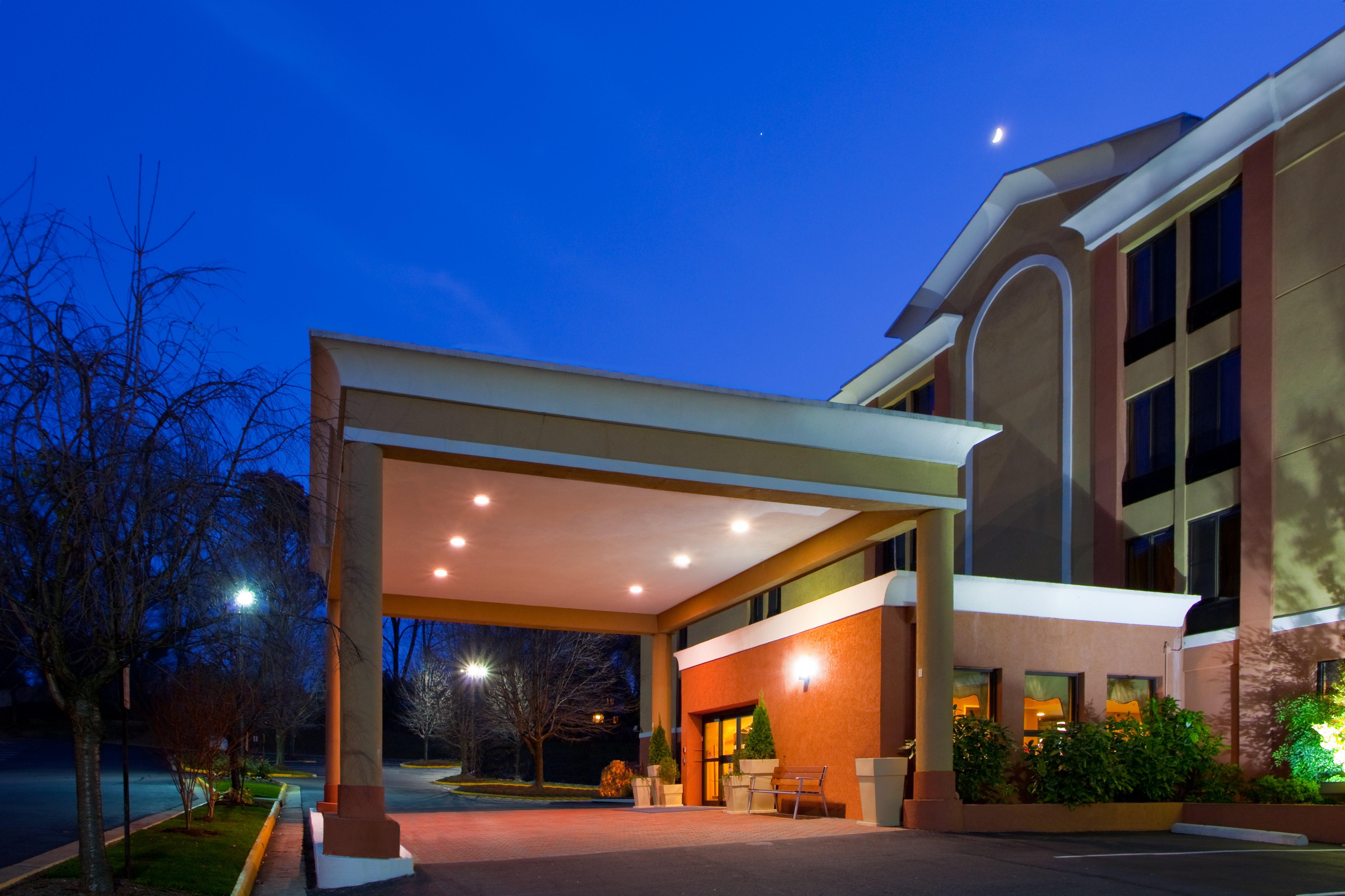 Holiday Inn Express Fairfax-Arlington Boulevard By Ihg Esterno foto