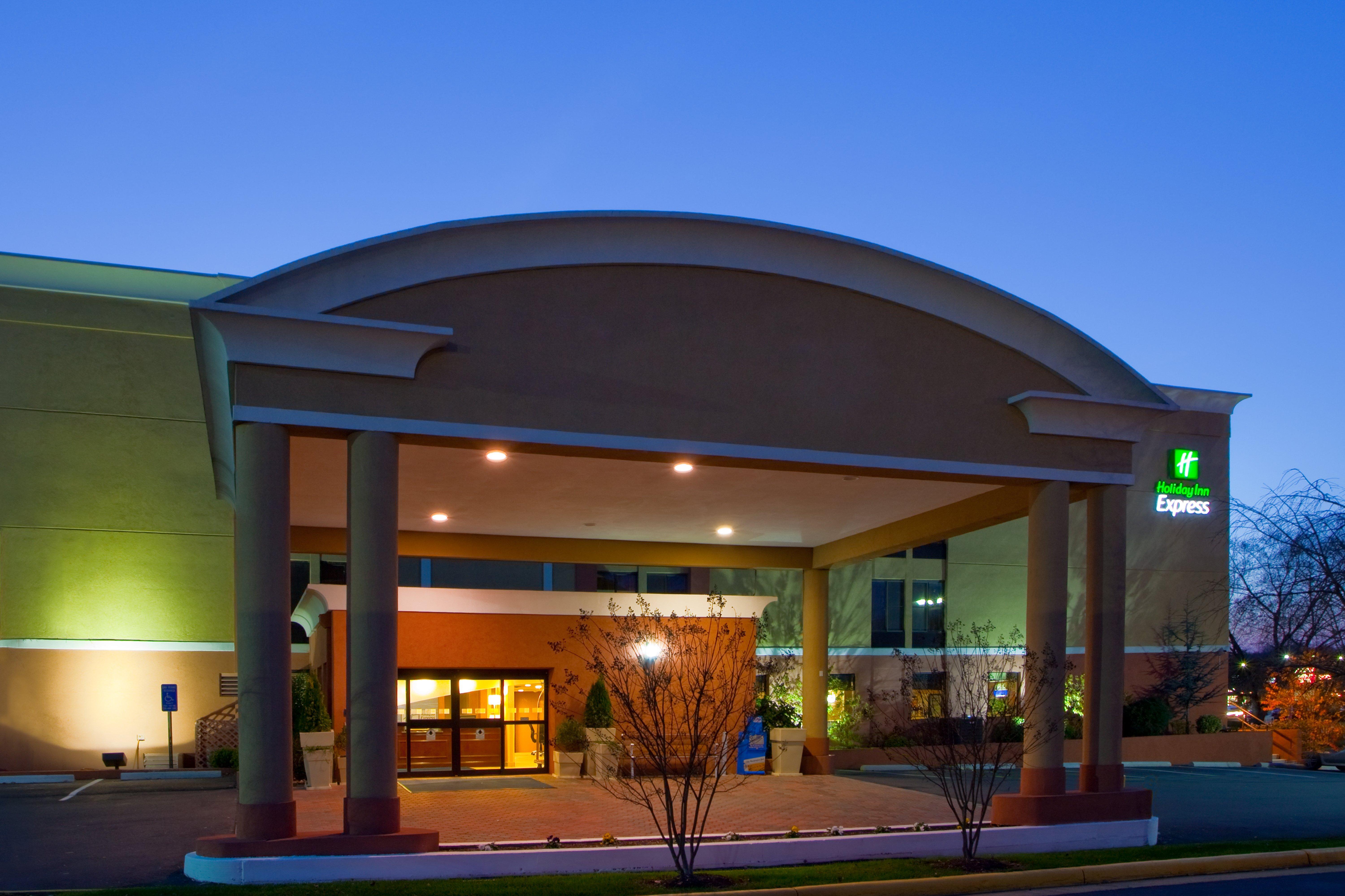 Holiday Inn Express Fairfax-Arlington Boulevard By Ihg Esterno foto