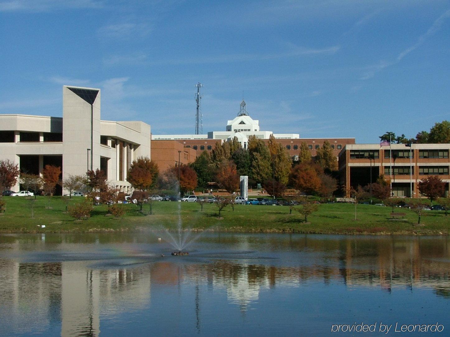 Holiday Inn Express Fairfax-Arlington Boulevard By Ihg Esterno foto