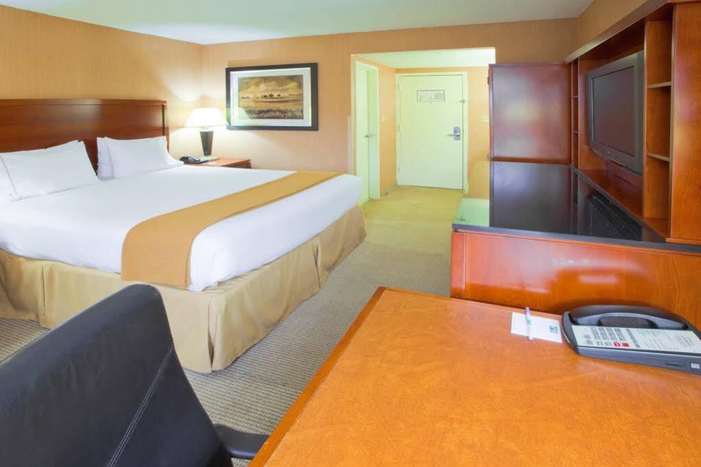 Holiday Inn Express Fairfax-Arlington Boulevard By Ihg Esterno foto