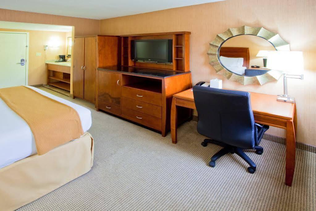 Holiday Inn Express Fairfax-Arlington Boulevard By Ihg Esterno foto
