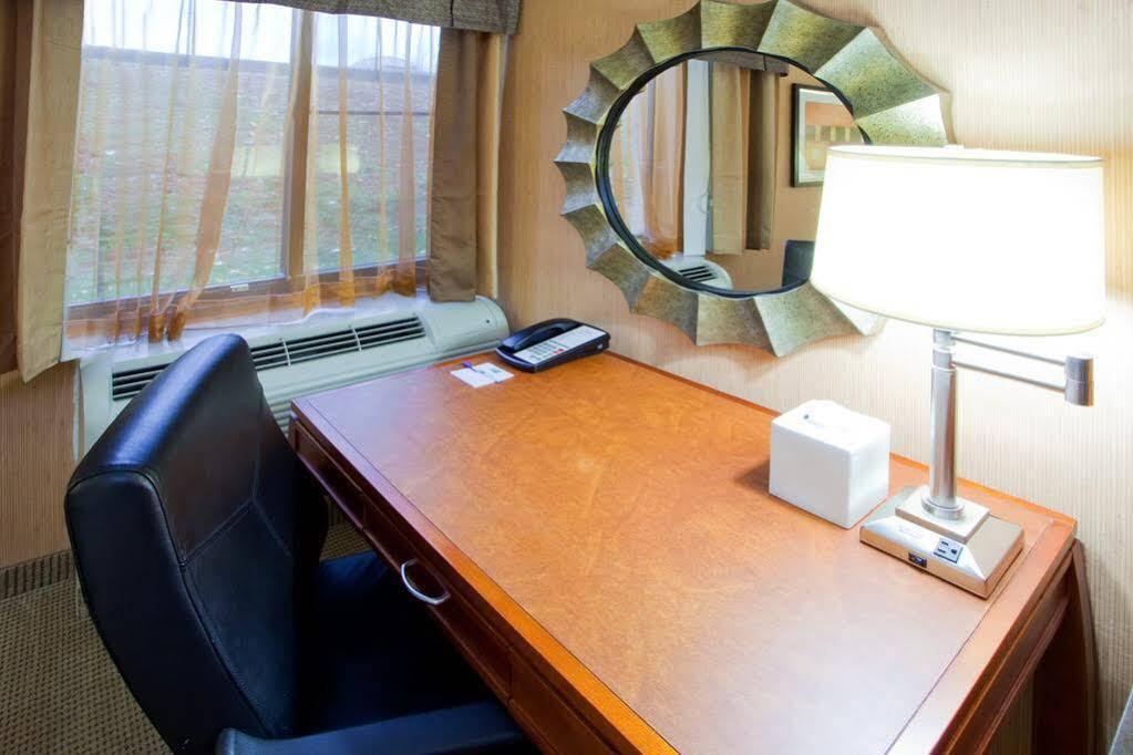 Holiday Inn Express Fairfax-Arlington Boulevard By Ihg Esterno foto