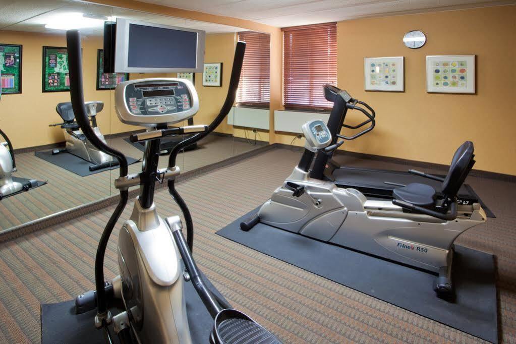Holiday Inn Express Fairfax-Arlington Boulevard By Ihg Esterno foto